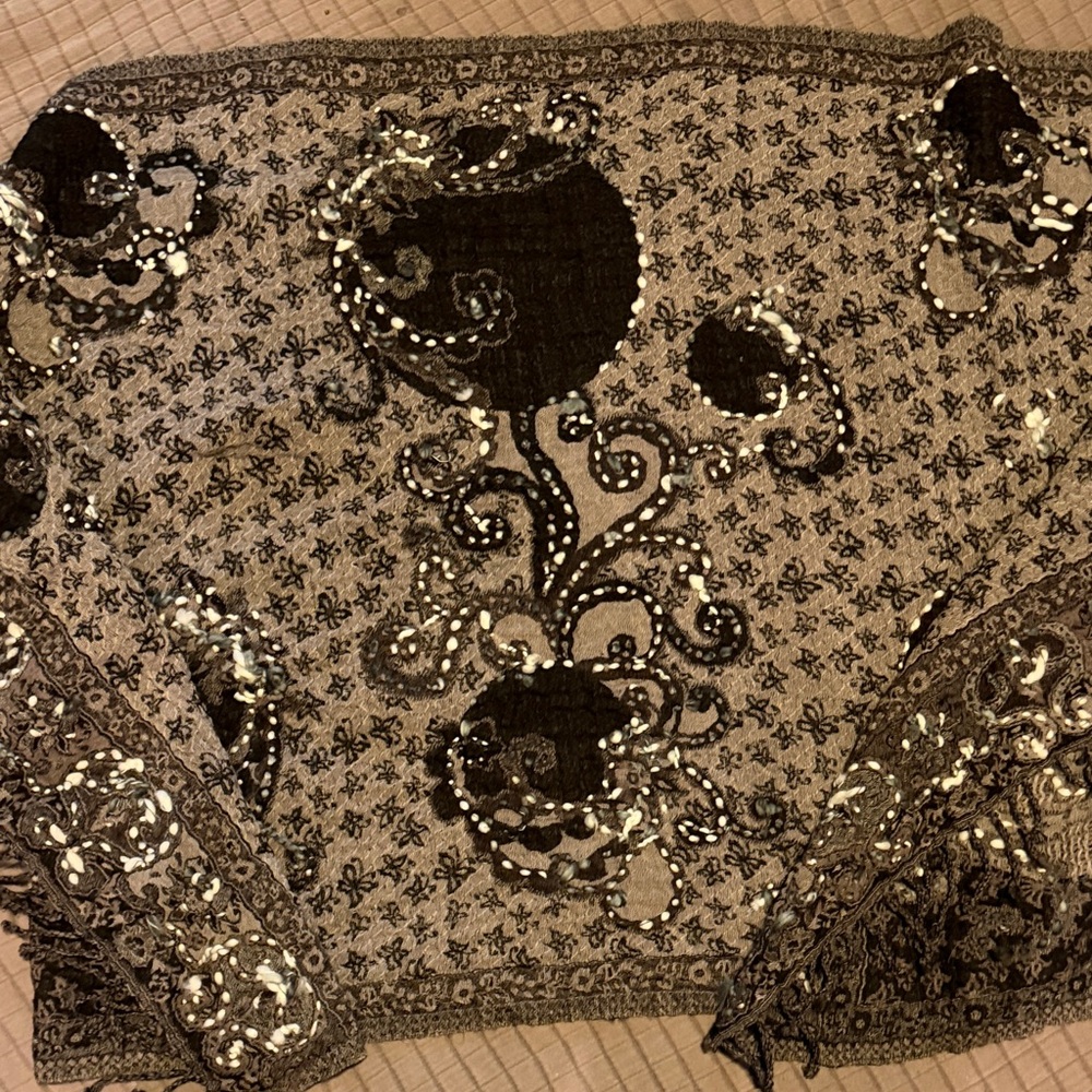 Elegant Black and Cream Scarf